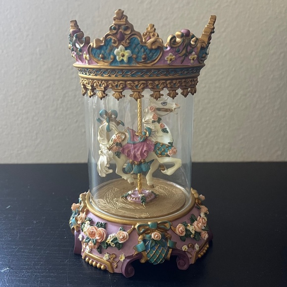 Accents | Vintage Carousel Splendor Musical Collectable Decor Figurine ...
